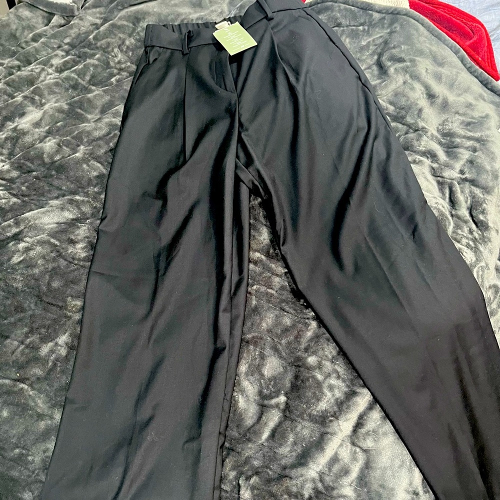 Women’s H&M NWT size 10 black pleated dress pants with pockets in front